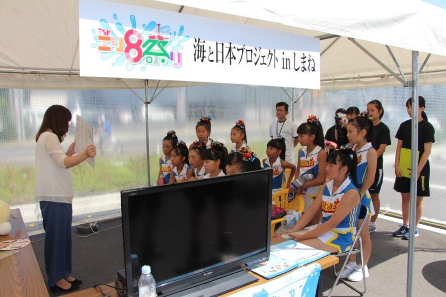 TSKエリ8祭りで紙芝居「うみのまんまるえがお」を子どもたちに披露