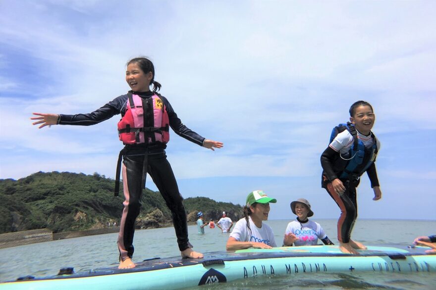 浜田市で障がいを持つ子どもたちがサーフィン体験