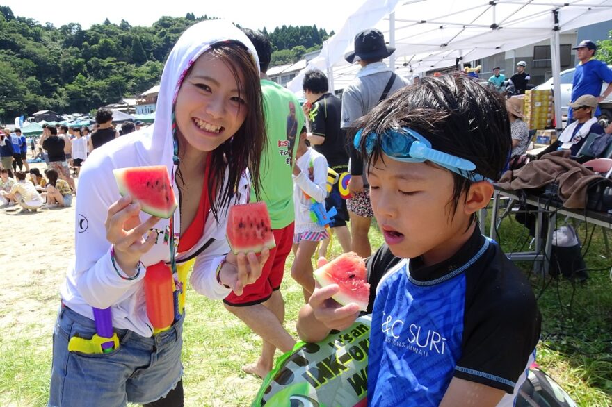 北浦海水浴場で「給スイカステーション」