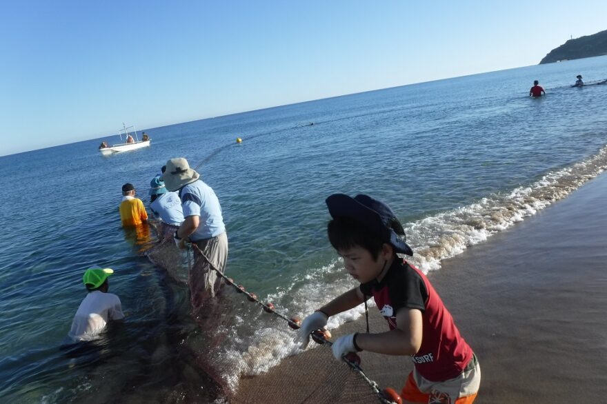 地元の海で地引網体験！しまね海洋館アクアス