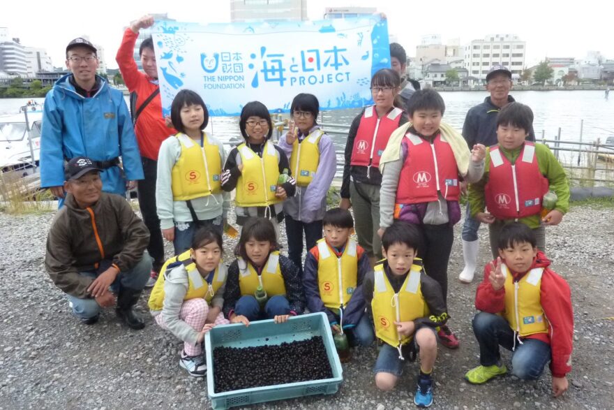 小学生が宍道湖でシジミ漁を体験！