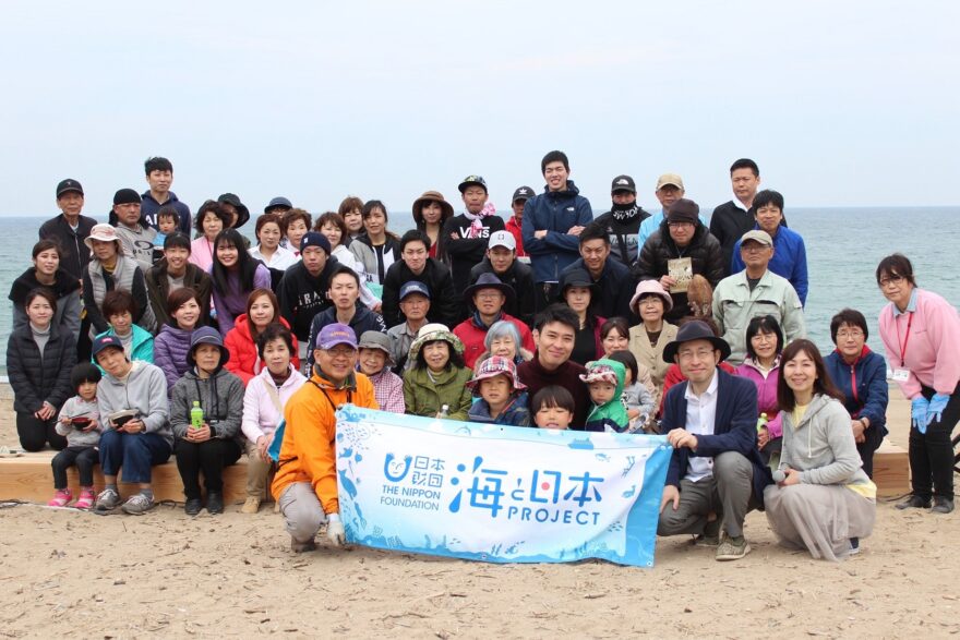 持石海岸でユニークなゴミ拾い「ゴミ拾い音頭で海がキレイに！？」