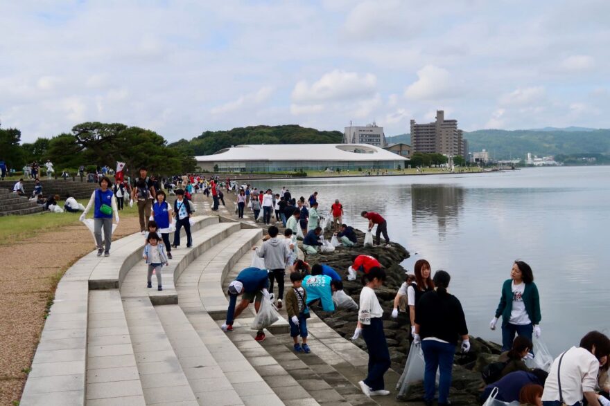 宍道湖などで1000人規模の一斉ごみ拾い