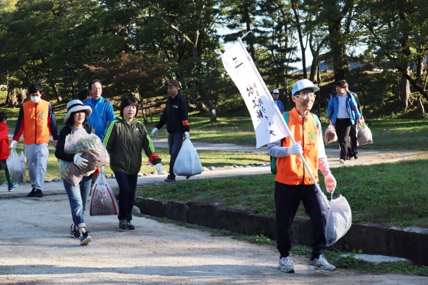 「松江城・街美化ウォーク」ウォーキング清掃で城下町を美しく！