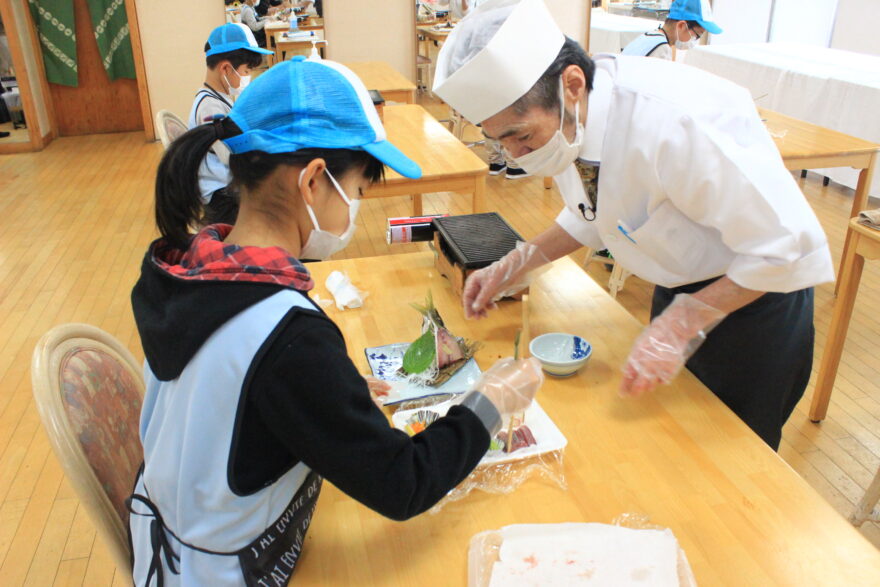 皆生の旅館で鮮魚盛り＆焼きガニ作りを体験！海のお仕事体験