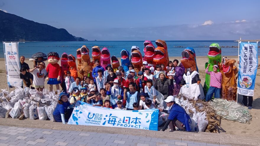 海洋汚染に激怒した”お掃除サウルス”チームが連覇！恐竜VS人類　海ごみ拾いハロウィン清掃決戦！